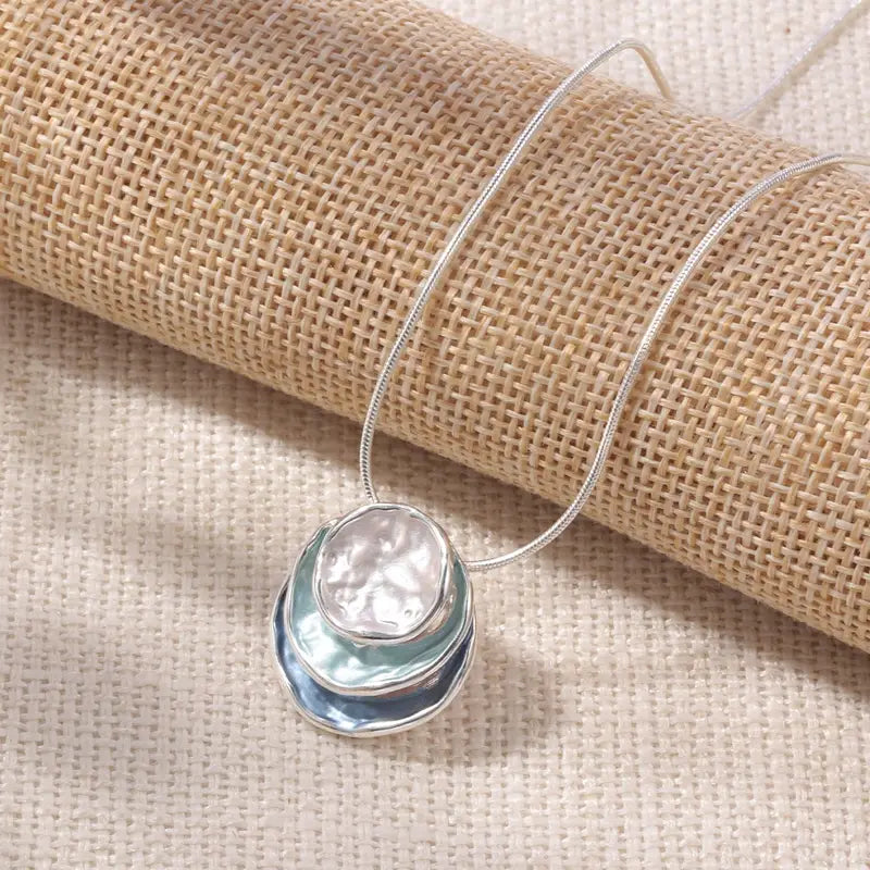 Naszyjnik warstwowy z medalionem – Elegancja