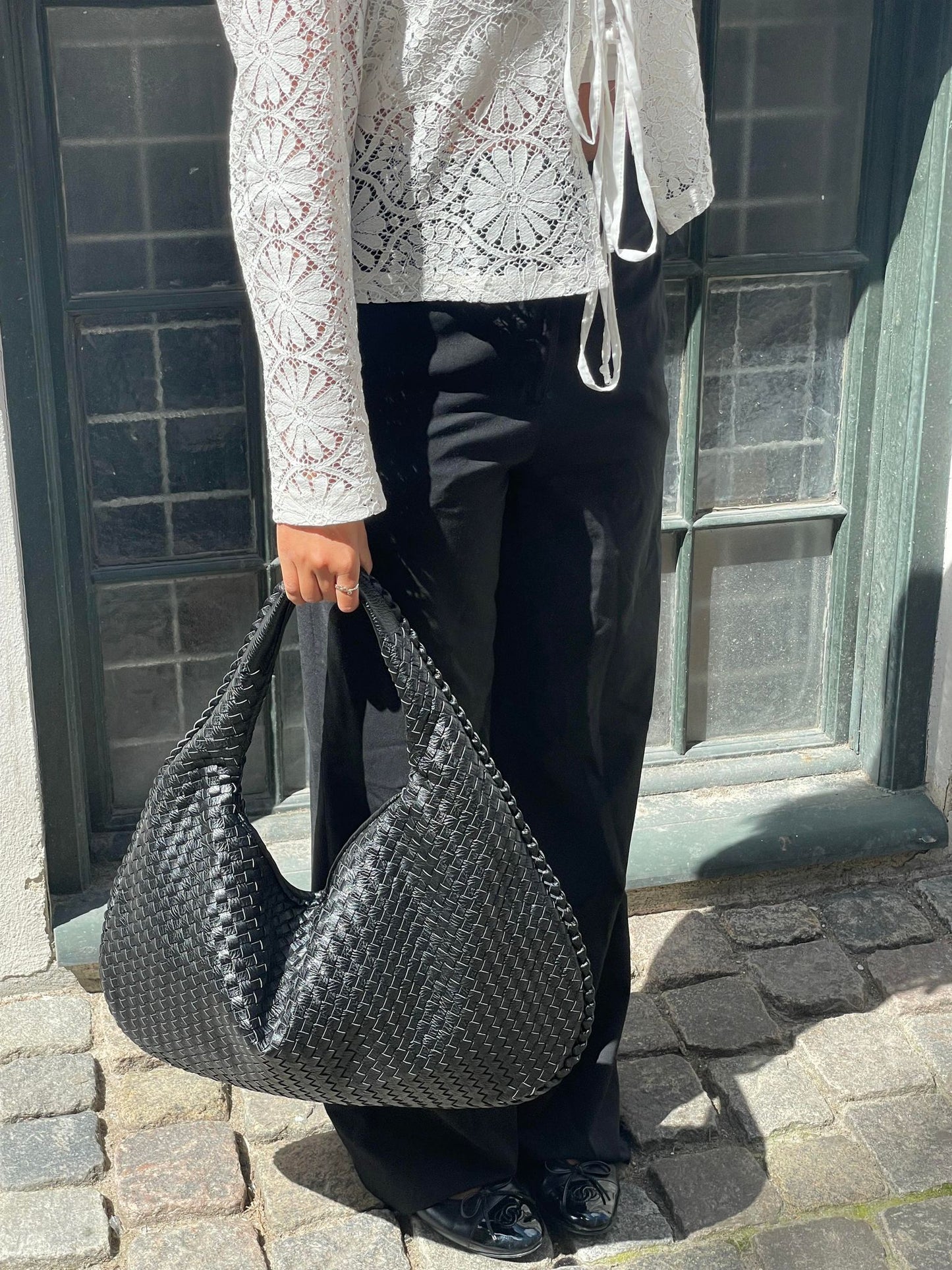 Woven handbag as a must-have