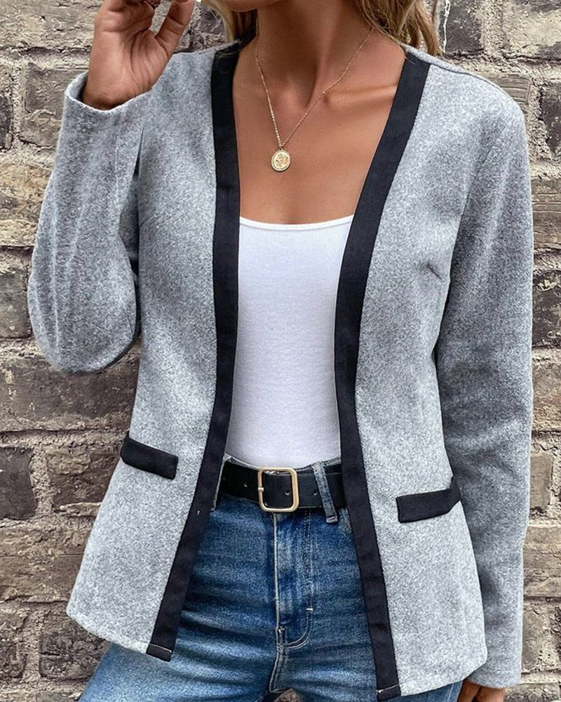 Elegancki dzianinowy płaszcz w kontrastowym kolorze