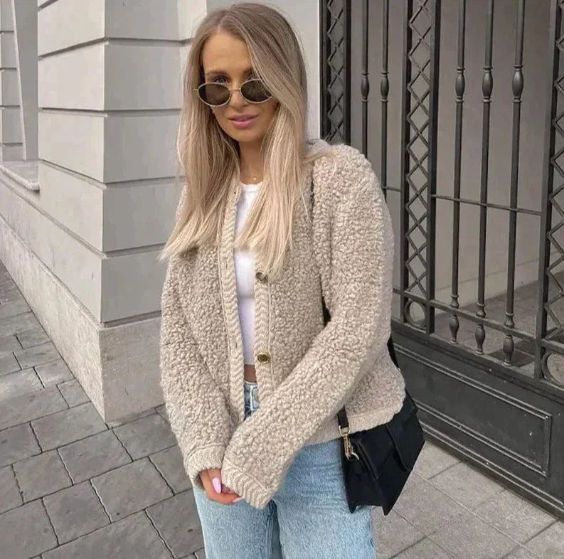 Damski kardigan z plisą guzikową - przytulny kardigan do noszenia na co dzień