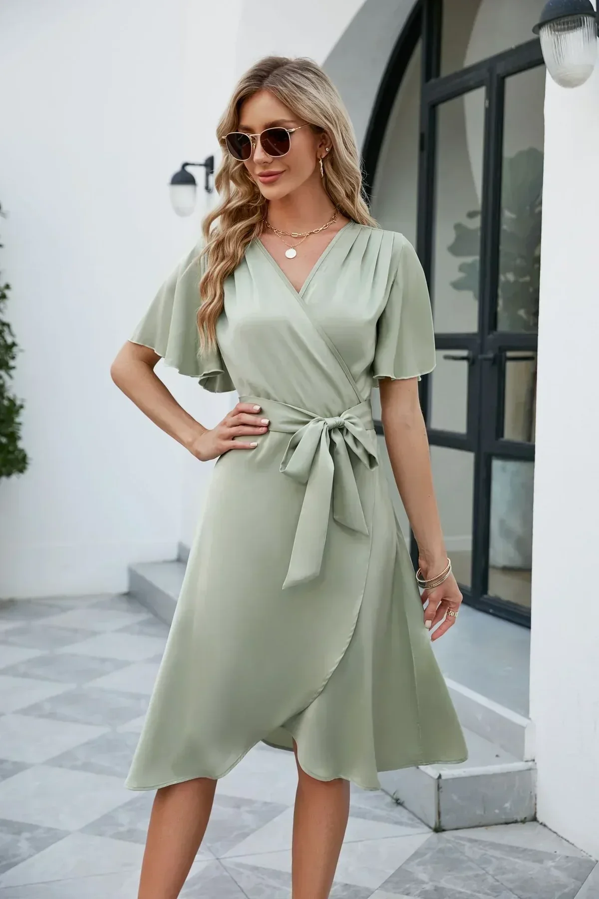 Elegancka sukienka w stylu kopertowym dla kobiet – Krótka letnia sukienka z dekoltem w kształcie V i paskiem w talii