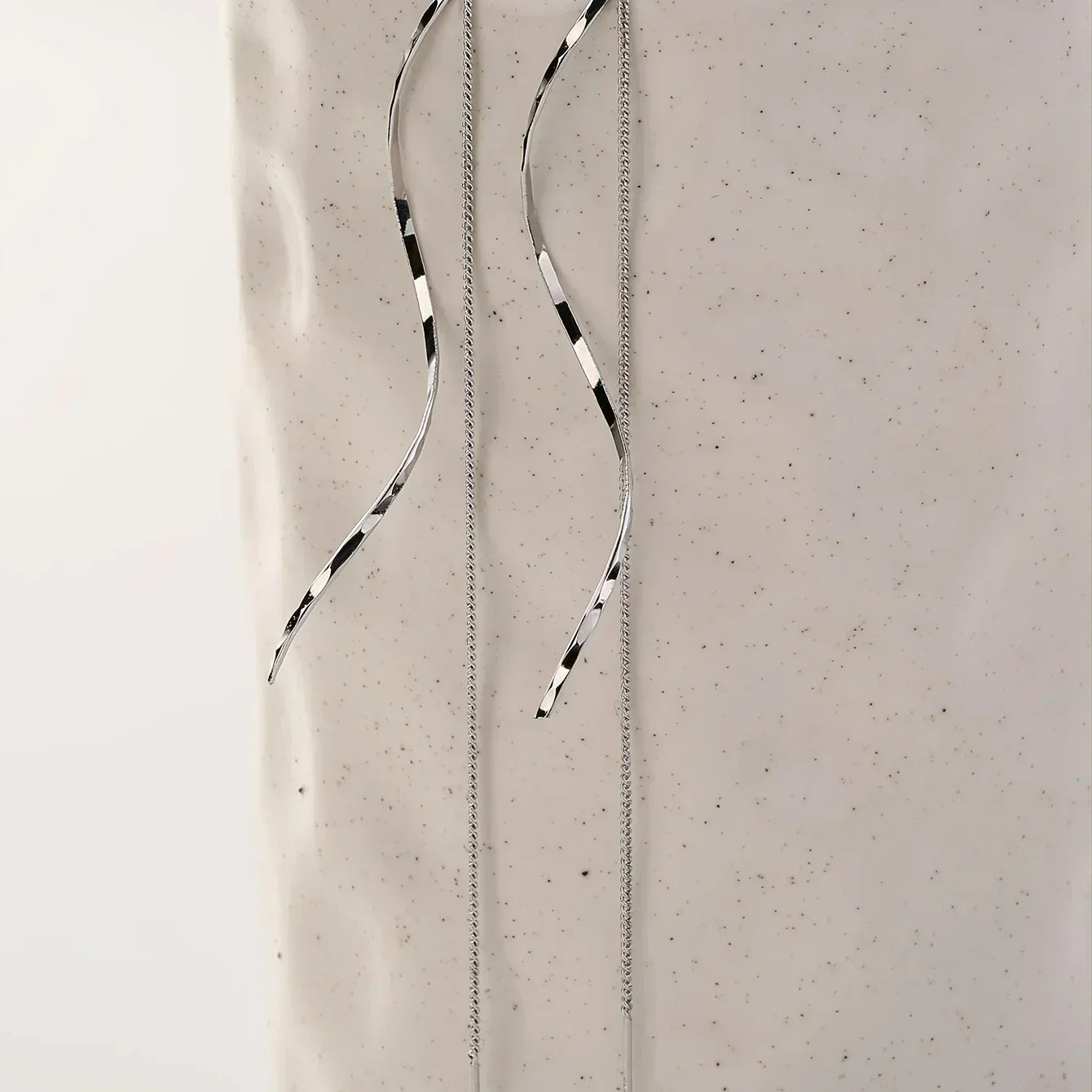 Długie Kolczyki z Falistym Wzorem