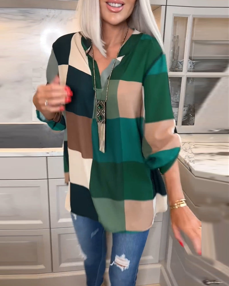 Top z kolorowymi blokami i falbanami z dekoltem w kształcie V