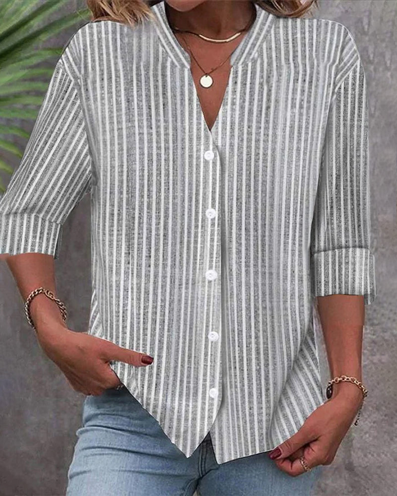 Henna | Pasiasty top damski z dekoltem w kształcie V i nadrukiem