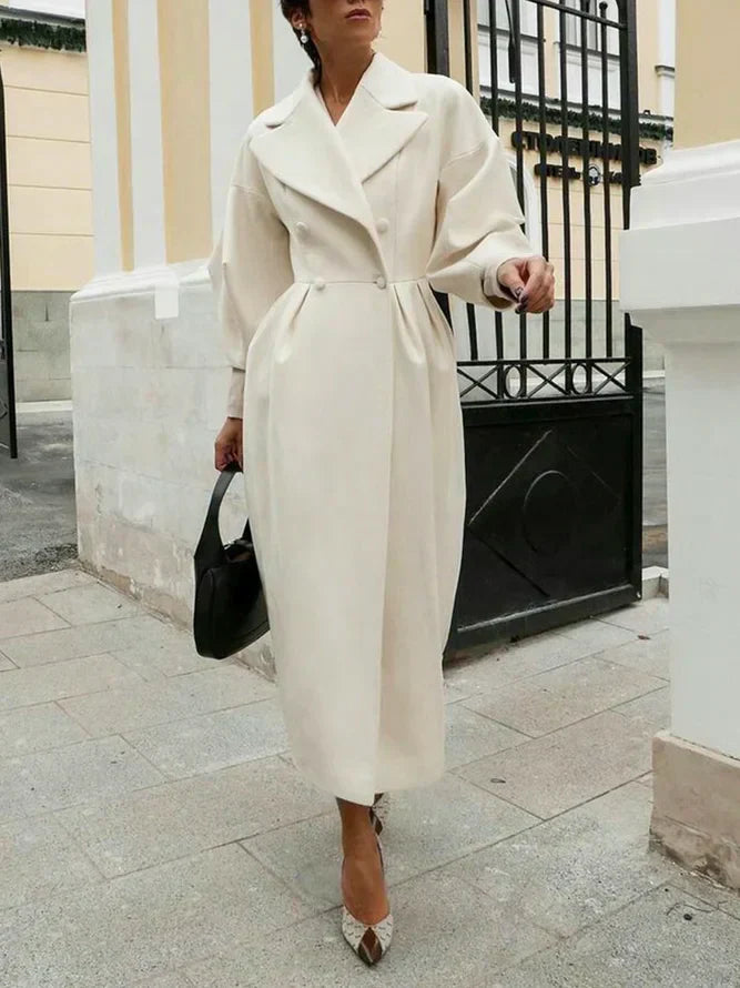 Wełniany płaszcz damski z paskiem i obszernymi rękawami - elegancja i ciepło na zimę