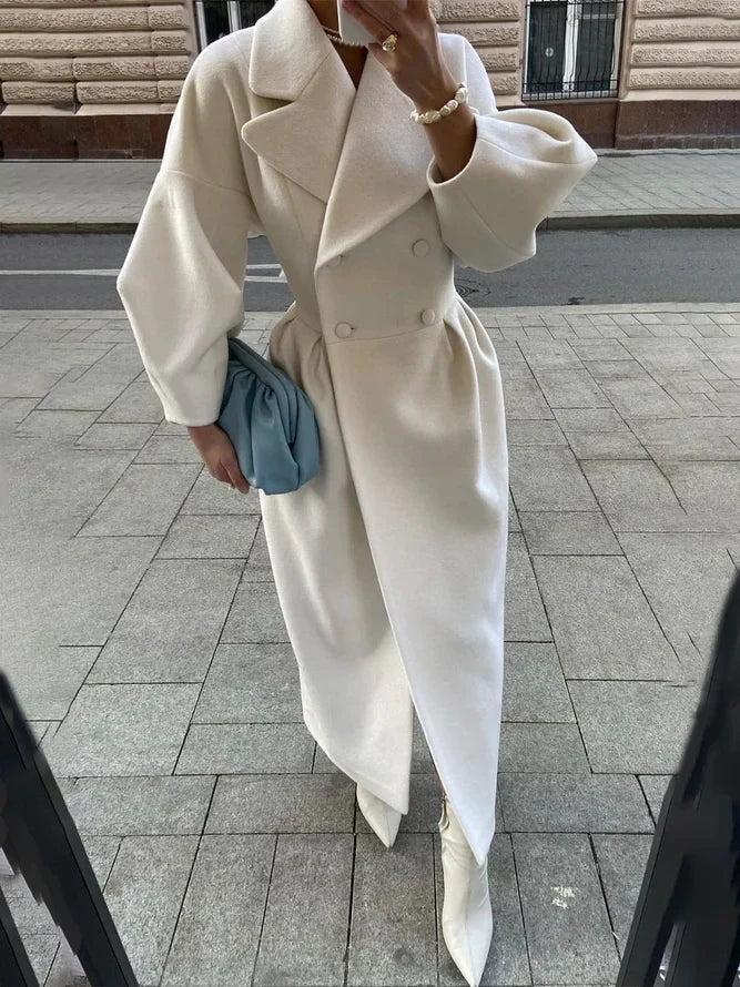 Wełniany płaszcz damski z paskiem i obszernymi rękawami - elegancja i ciepło na zimę