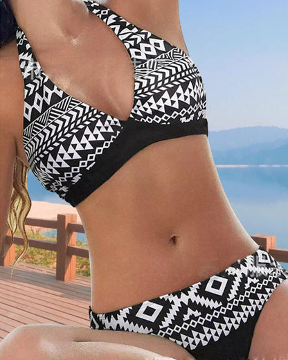 Bikini z dekoltem halter i kwiatowymi i geometrycznymi nadrukami