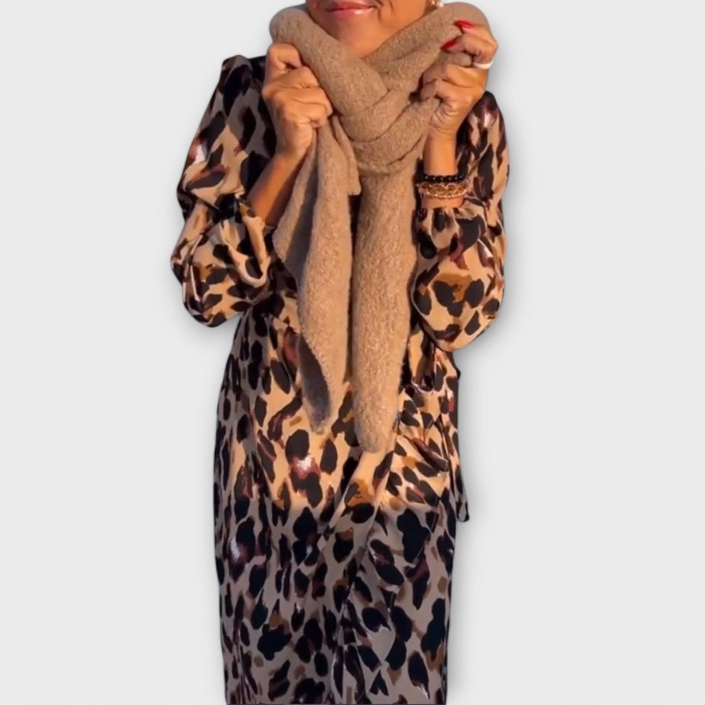 Sukienka w leopardzi nadruk z dekoltem w serek