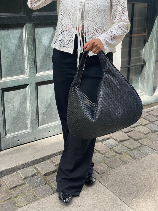 Woven handbag as a must-have
