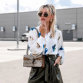 Emma | Biała elegancka damska bluzka w kwiaty z kołnierzem