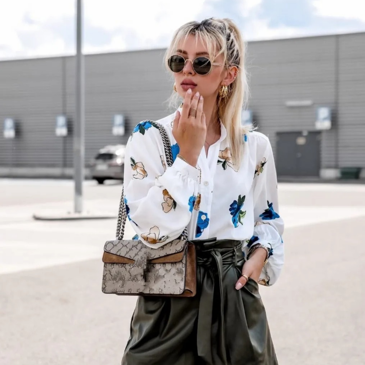 Emma | Biała elegancka damska bluzka w kwiaty z kołnierzem