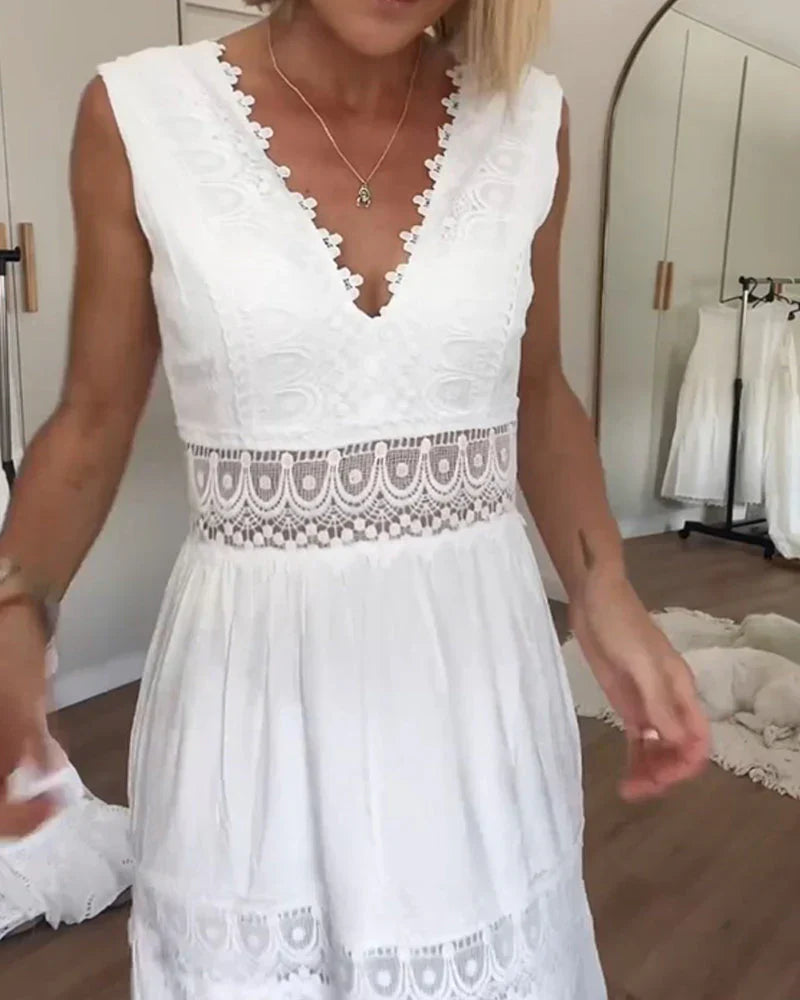 La Creme | biała maxi sukienka koronkowa z dekoltem w serek boho falbany
