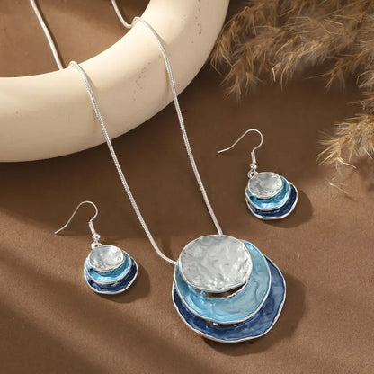 Zestaw biżuterii – Srebrno-niebieskie kręgi w artystycznym stylu