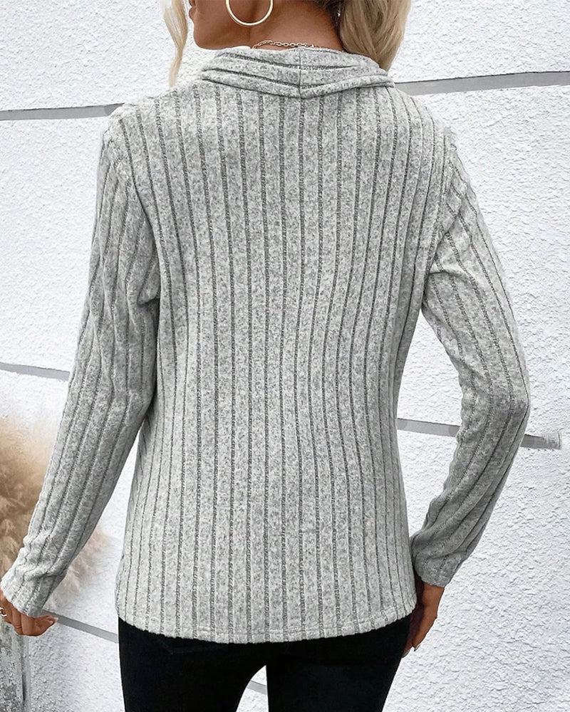 Sweter z dekoltem w serek