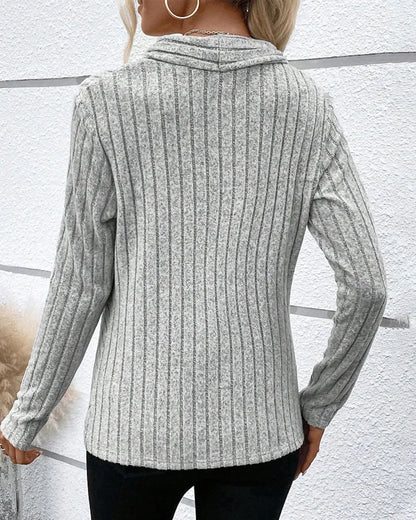 Sweter z dekoltem w serek