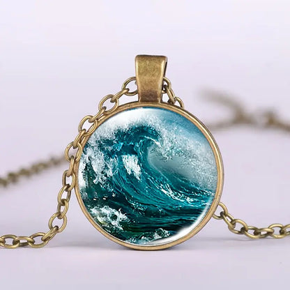 Naszyjnik z medalionem – Motyw fali oceanu w złotym wykończeniu