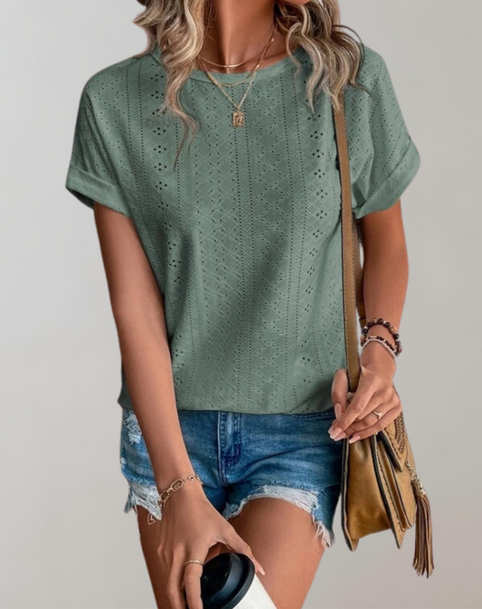 Lara | Luźna letnia bluzka z haftem w oczka | Elegancki top z haftem w oczka