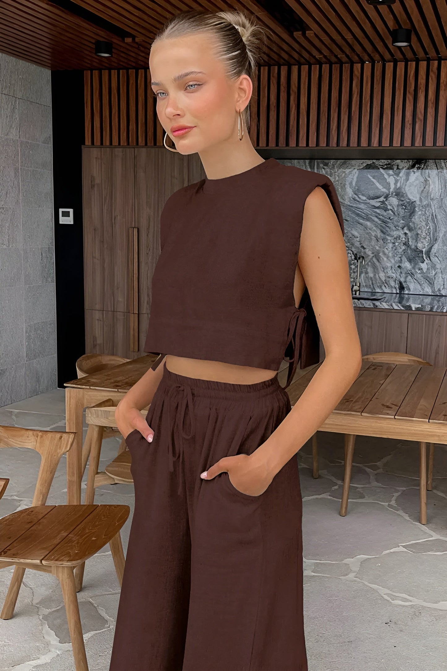 Zestaw Léonie - Elegancki, dwuczęściowy letni zestaw lniany dla kobiet (krótki top + spodnie)