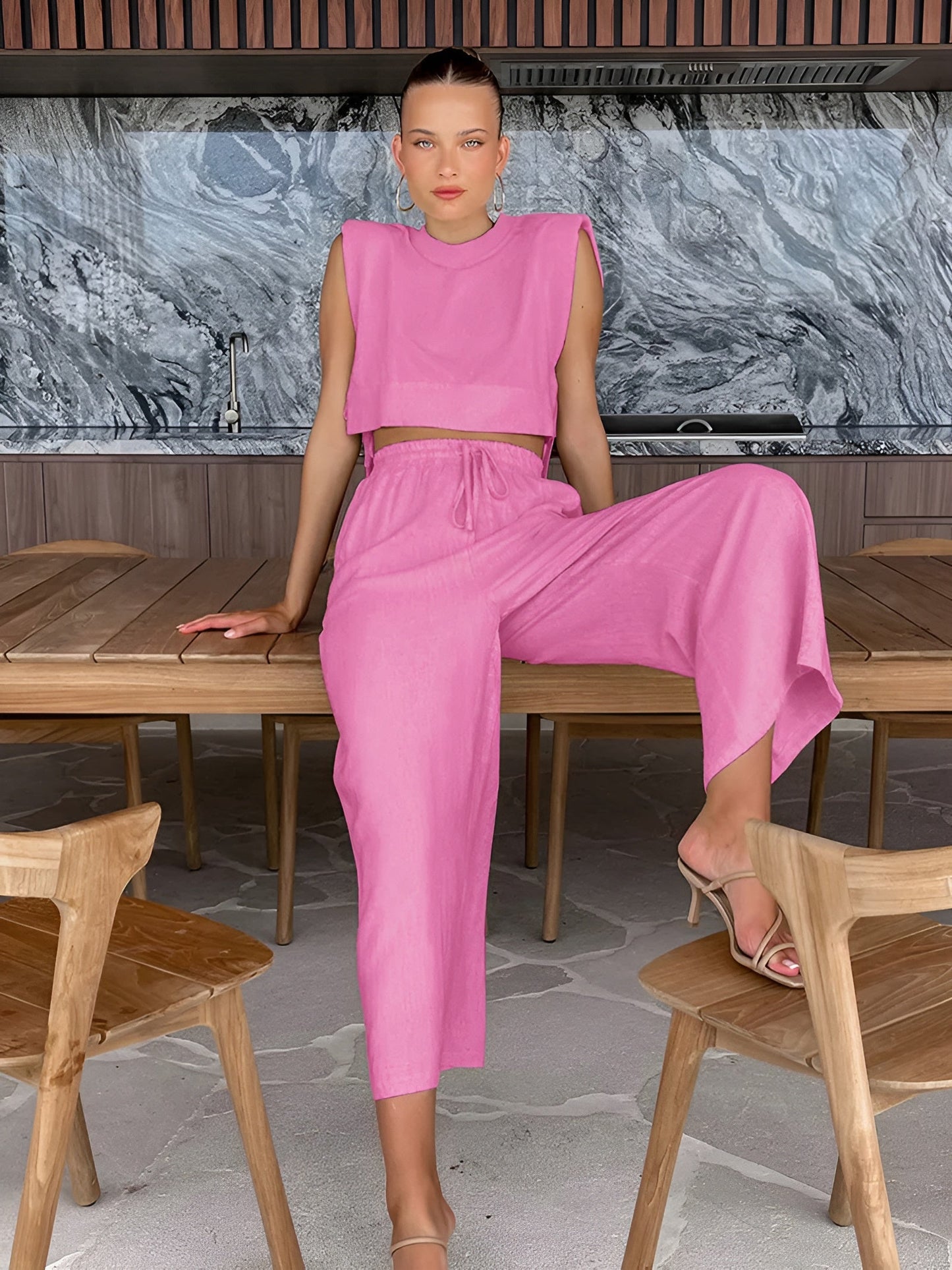 Zestaw Léonie - Elegancki, dwuczęściowy letni zestaw lniany dla kobiet (krótki top + spodnie)