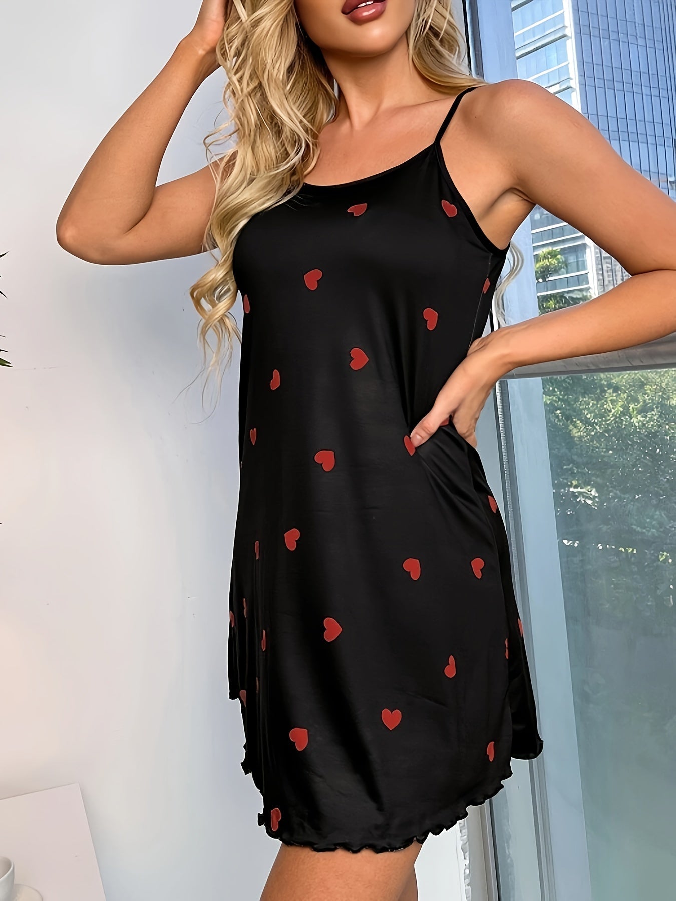 Nina | Sukienka nocna z nadrukiem serca i falbanami