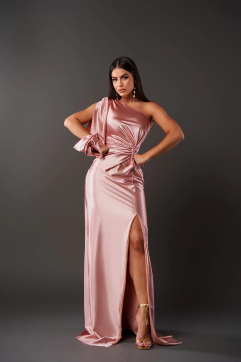 Becca | Sukienka Maxi na Jedno Ramię – Satynowy Styl