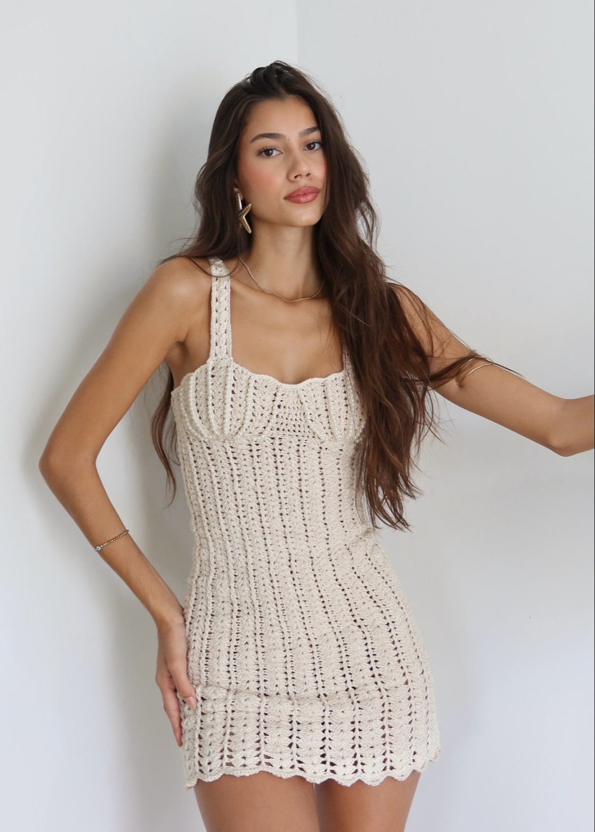 Sukienka damska – mini bodycon z dekoltem w kształcie serca