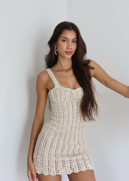 Sukienka damska – mini bodycon z dekoltem w kształcie serca
