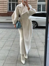 Wełniany płaszcz damski z paskiem i obszernymi rękawami - elegancja i ciepło na zimę