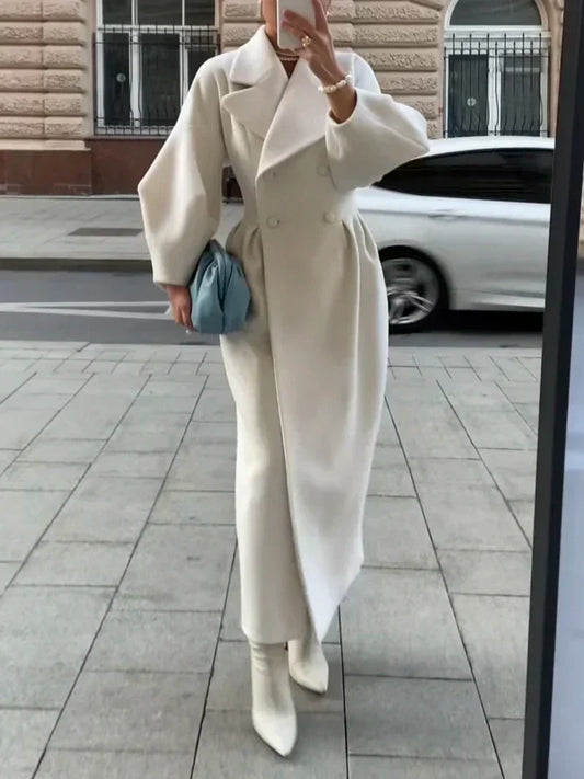 Wełniany płaszcz damski z paskiem i obszernymi rękawami - elegancja i ciepło na zimę