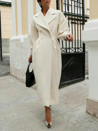 Wełniany płaszcz damski z paskiem i obszernymi rękawami - elegancja i ciepło na zimę