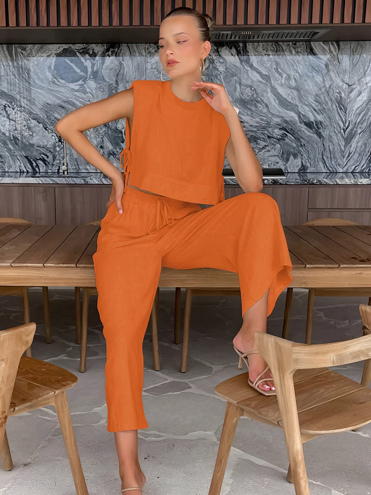 Zestaw Léonie - Elegancki, dwuczęściowy letni zestaw lniany dla kobiet (krótki top + spodnie)